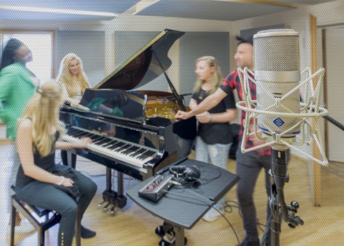 Menschen stehen um dem Flügel